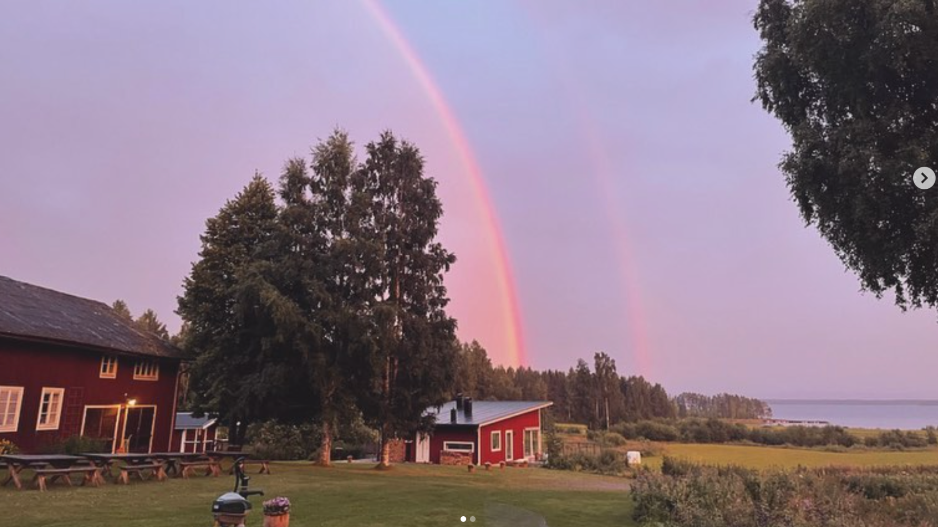 Regnbåge över gården