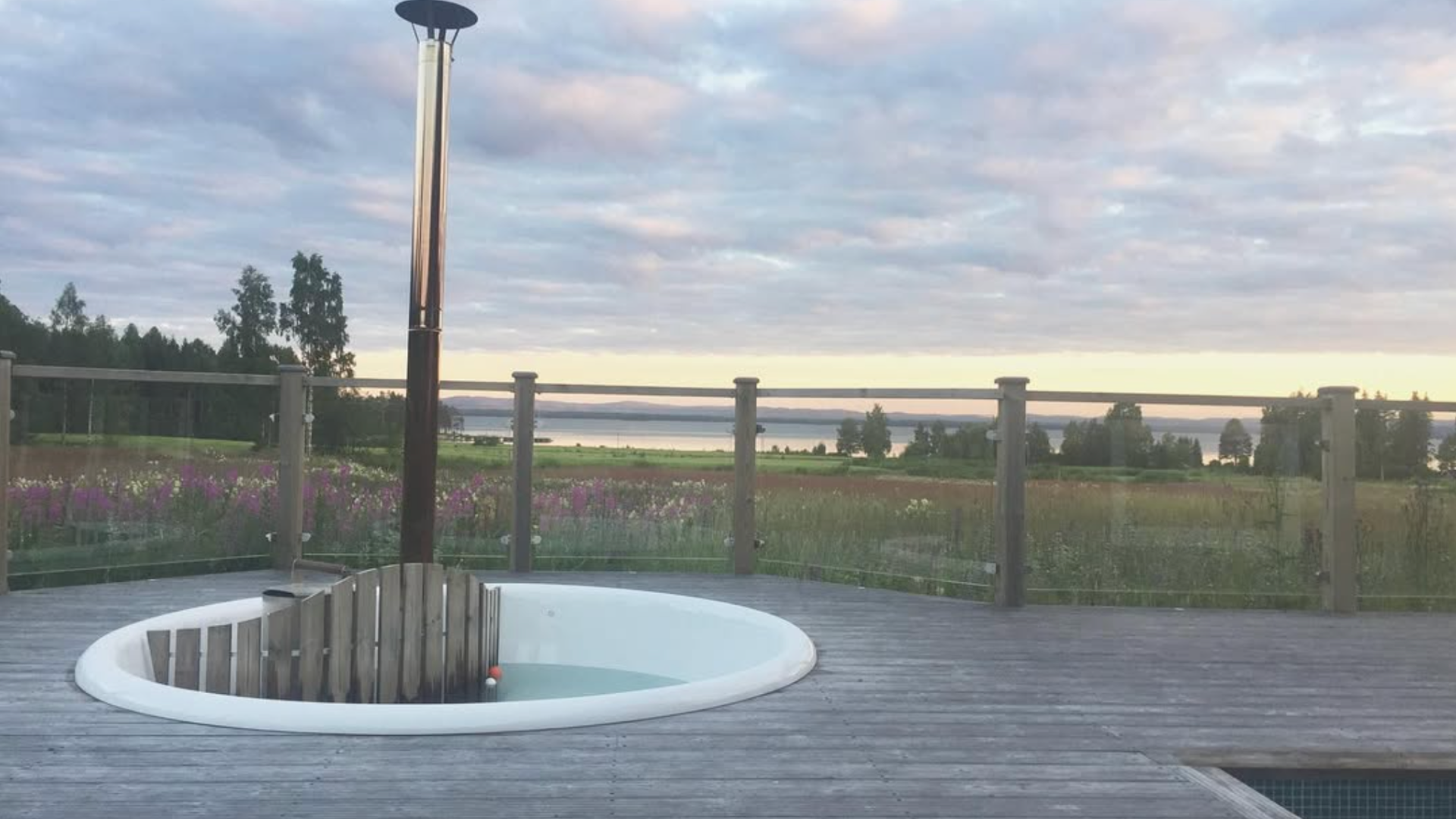 Badtunnan på däcket med utsikt