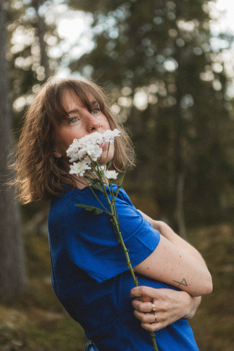Hanna Ideäng med blommor