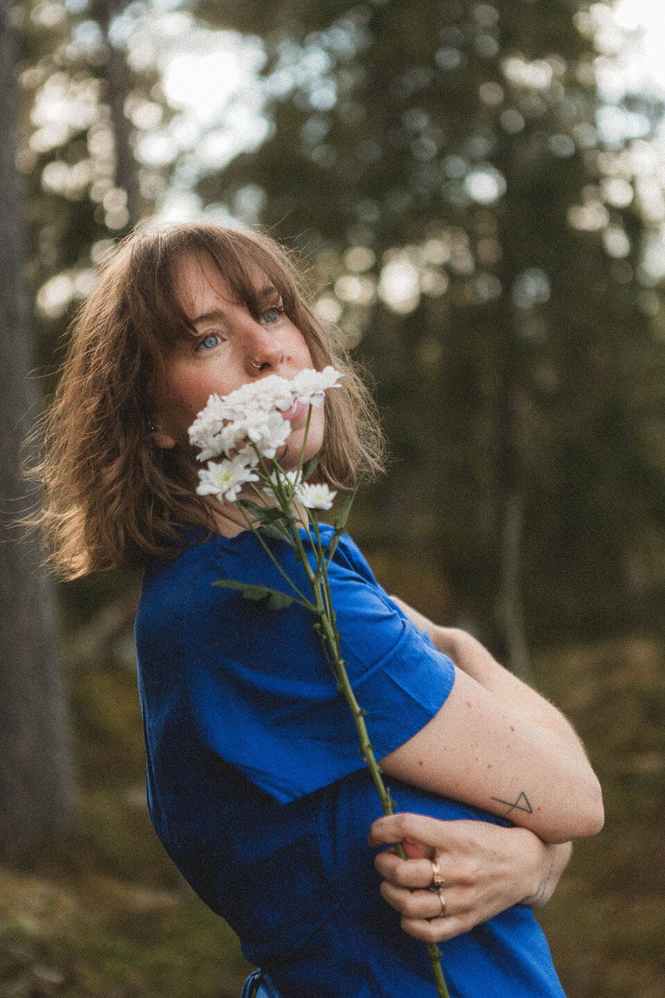 Hanna Ideäng med blommor