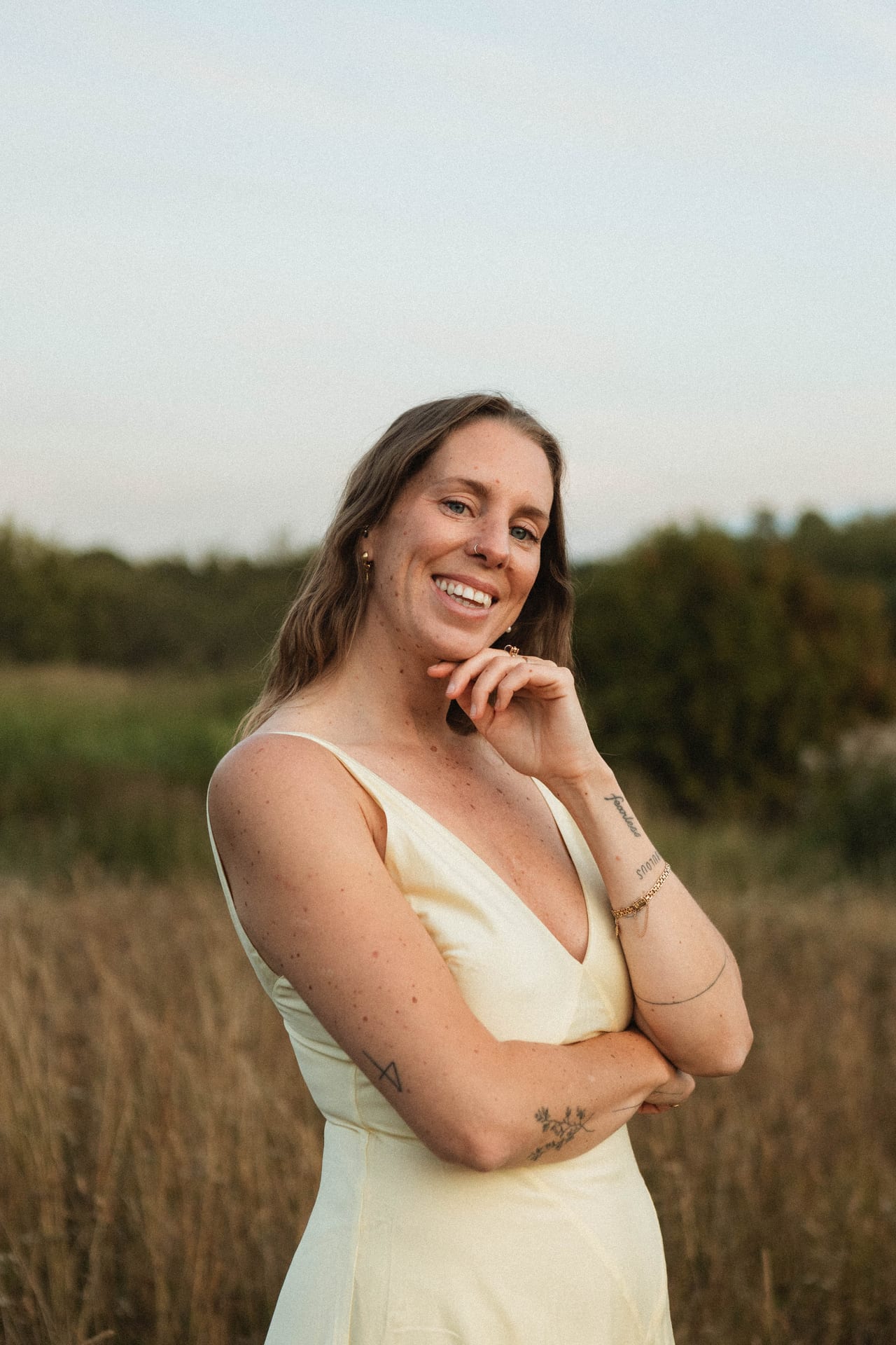 Hanna ler i en sommaräng